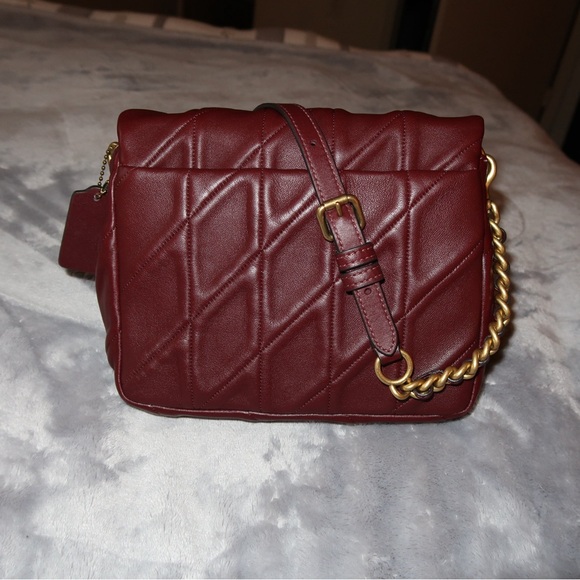 Elegant Burgundy Quilted Bag - Picture 2 of 9